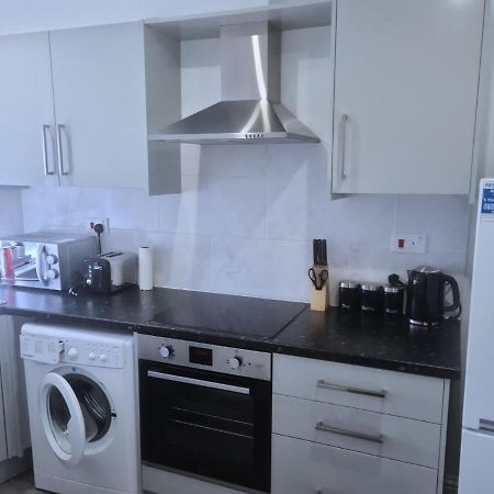 Attractive 2 Bed Apartments Free Wi-Fi And Parking Кройдон Екстериор снимка