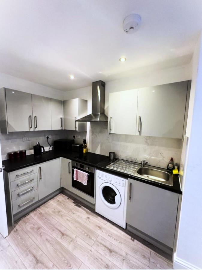 Attractive 2 Bed Apartments Free Wi-Fi And Parking Кройдон Екстериор снимка