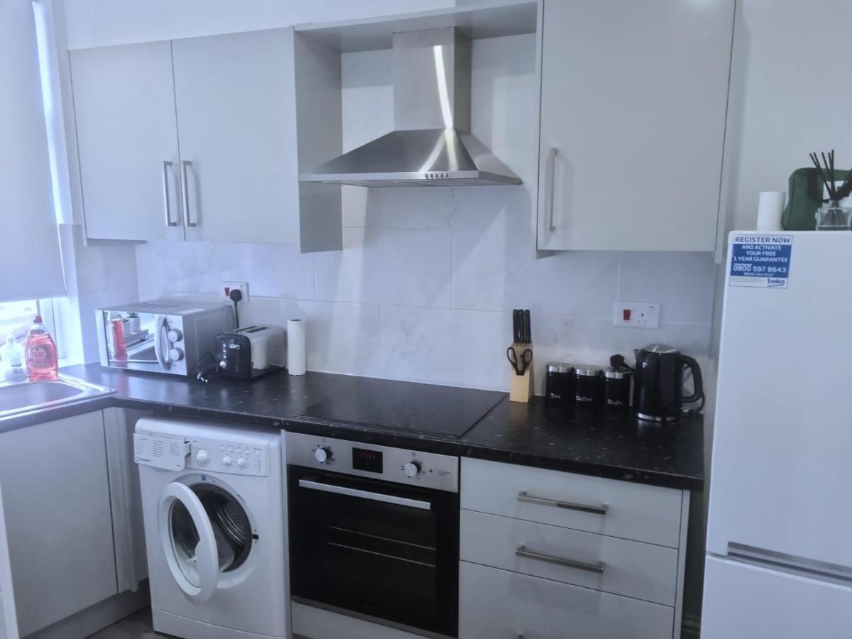 Attractive 2 Bed Apartments Free Wi-Fi And Parking Кройдон Екстериор снимка